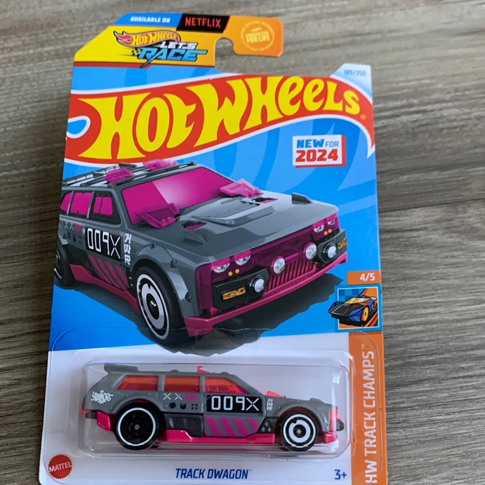 Hot Wheels Track Dwagon Station Wagon Racer Hotwheels Netflix Lets Race Car 🆕